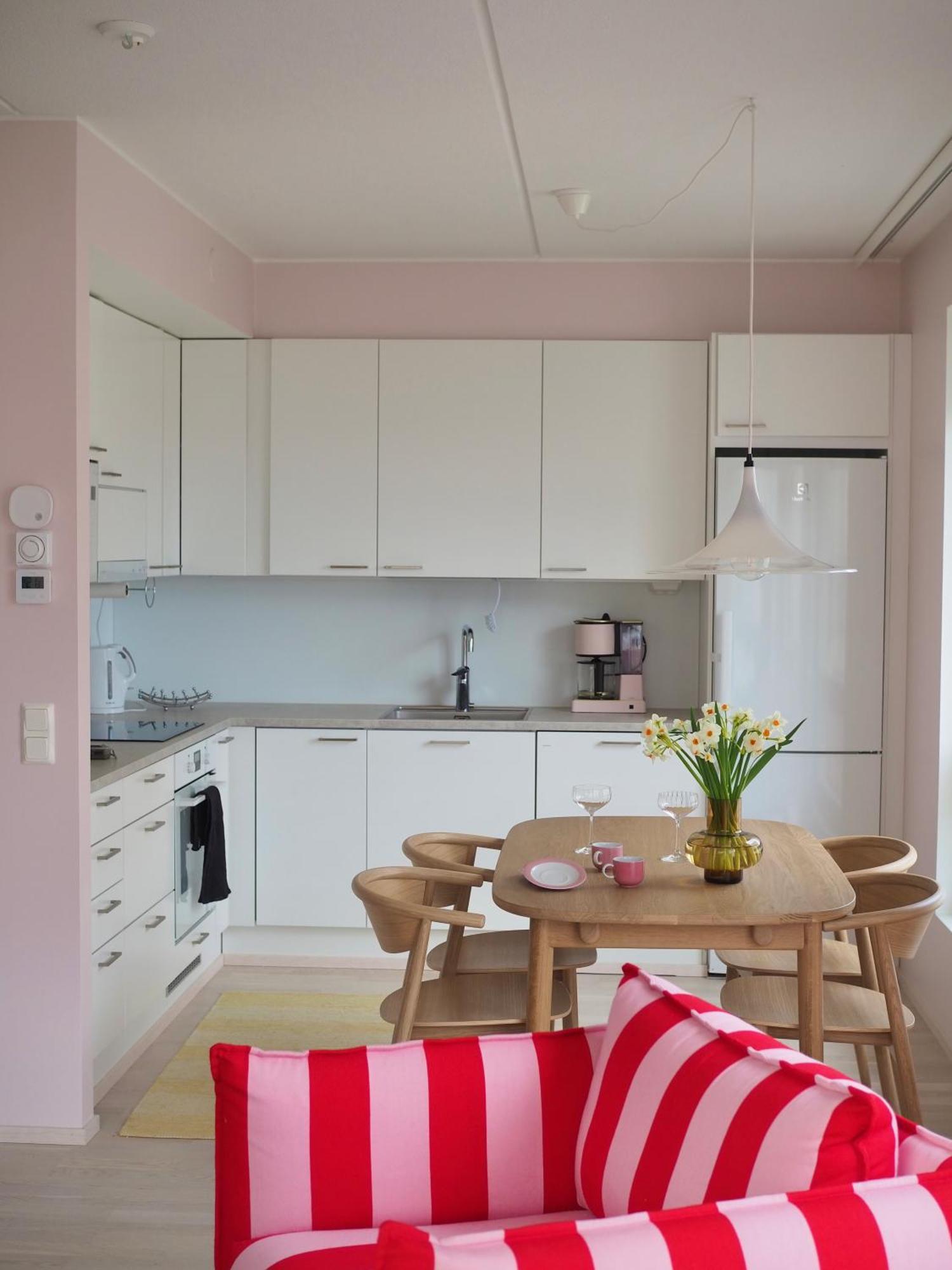 Candy-Colored Two-Room Condo With Sweet Views Helsinki Extérieur photo